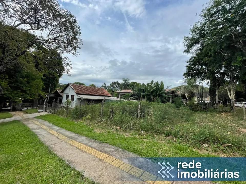 Casa de Madeira à Venda – Terreno de Esquina