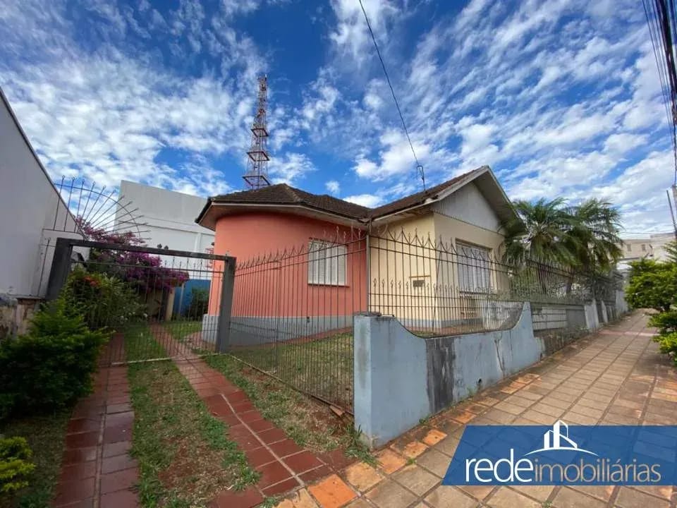 Terreno com casa em área nobre da cidade