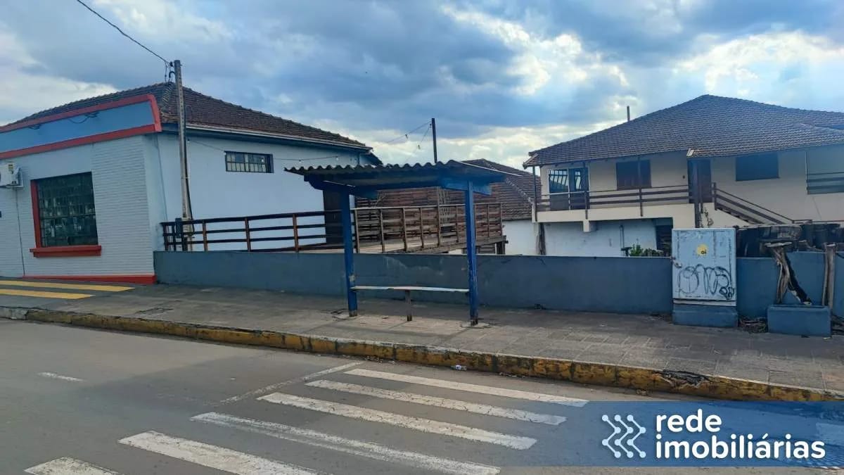 TERRENO COM BENFEITORIAS NA Av. TUPARENDI