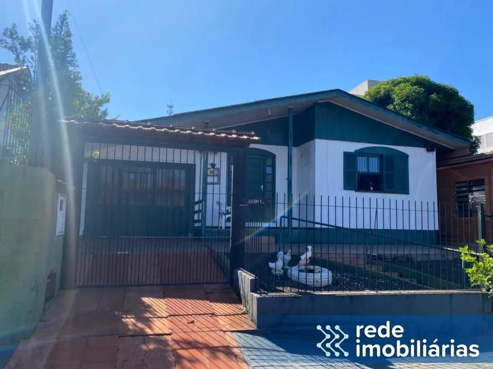 02 Casas, uma mista e outra em alvenaria, terreno 900m²