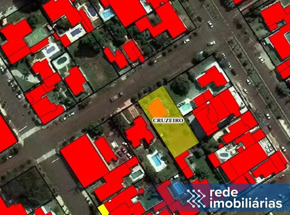 Casa com amplo terreno em Cruzeiro