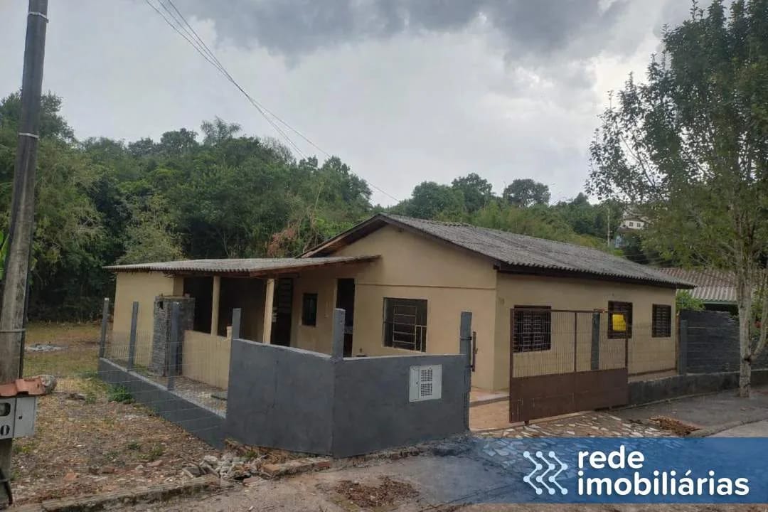 Casa no centro com amplo terreno